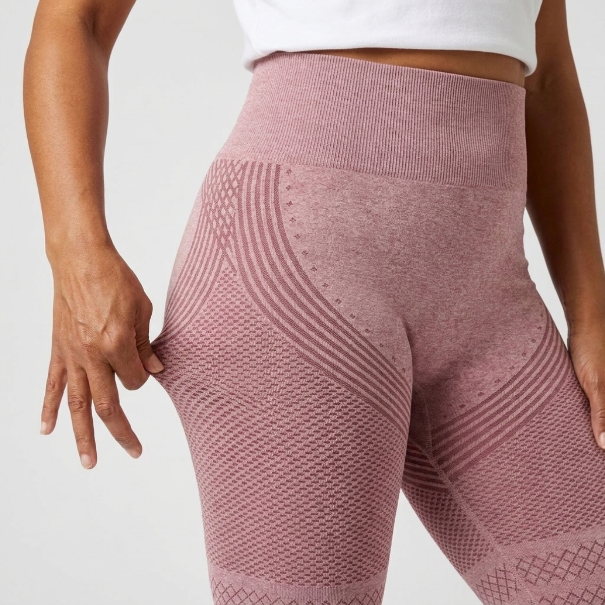 Legging Serena de cintura alta con tejido 3D en color rosa, detalle del tejido 3D y la cintura alta