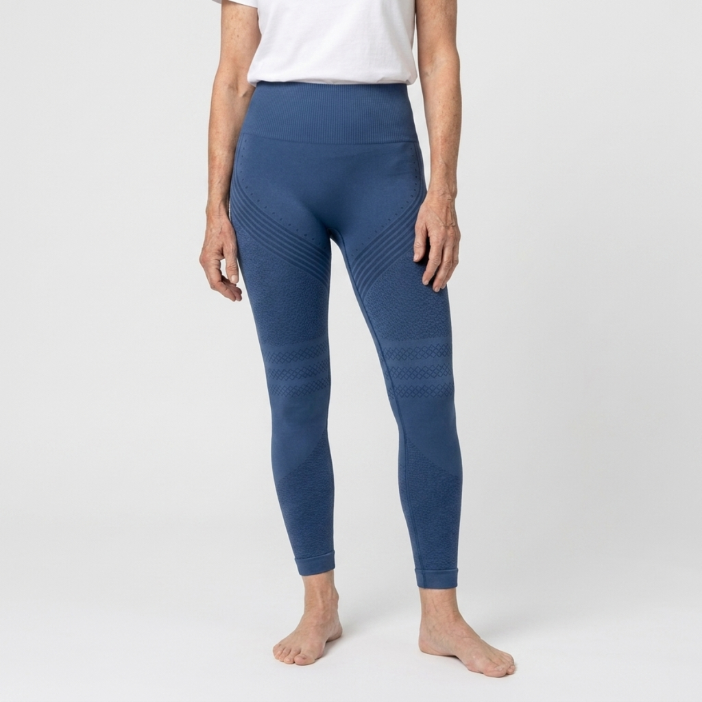 Legging Serena de cintura alta con tejido 3D en color azul marino, de frente, cuerpo entero