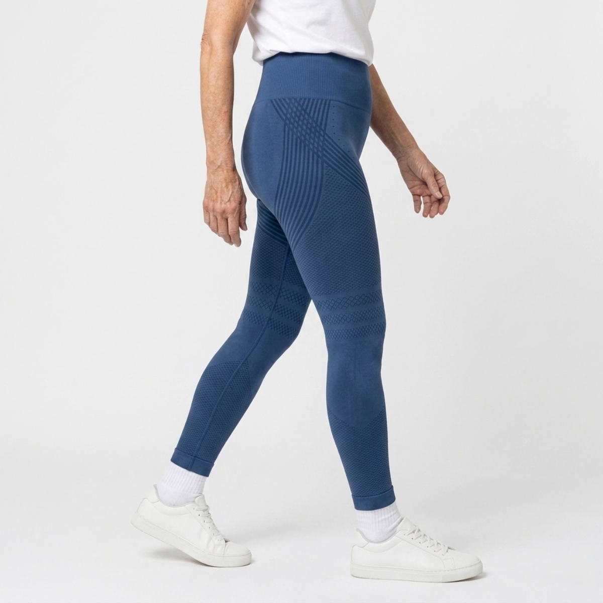 Legging Serena de cintura alta con tejido 3D en color azul marino, vista lateral