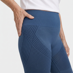 Legging Serena de cintura alta con tejido 3D en color azul marino, detalle del tejido 3D y la cintura alta
