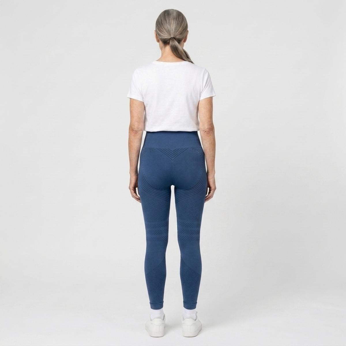 Legging Serena de cintura alta con tejido 3D en color azul marino, vista trasera