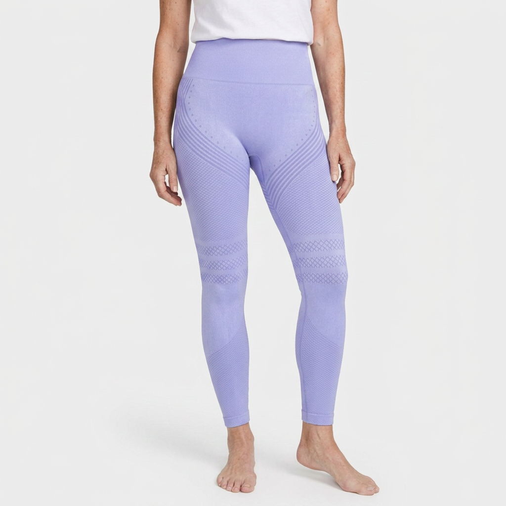 Legging Serena de cintura alta con tejido 3D en color violeta, de frente, cuerpo entero