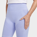 Legging Serena de cintura alta con tejido 3D en color violeta, detalle del tejido 3D y la cintura alta