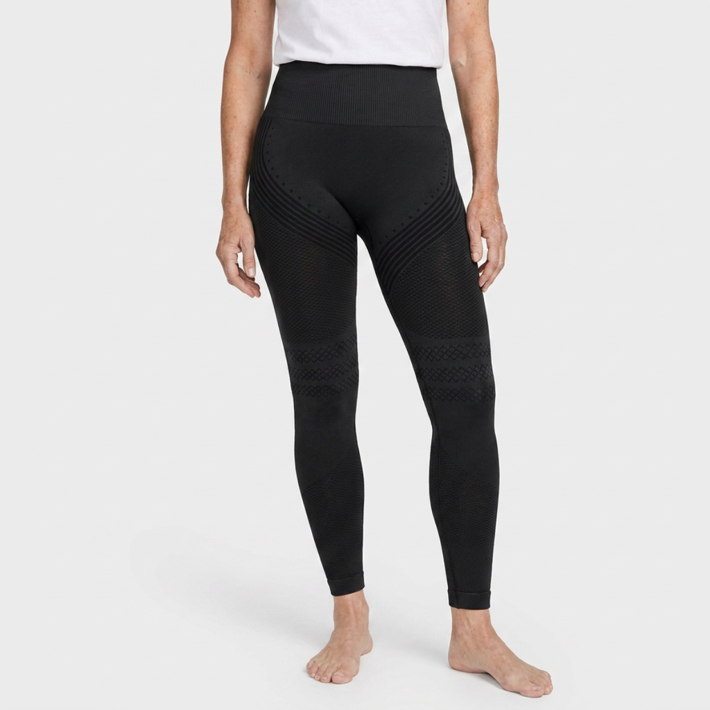 Legging Serena de cintura alta con tejido 3D en color negro, de frente, cuerpo entero