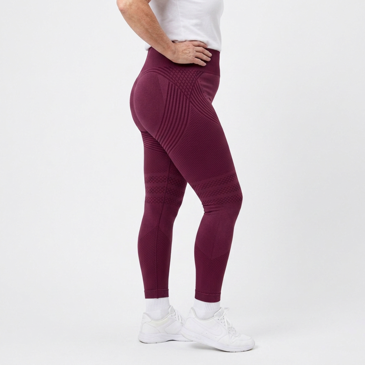 Legging Serena de cintura alta con tejido 3D en color burdeos, vista lateral