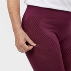 Legging Serena de cintura alta con tejido 3D en color burdeos, detalle del tejido 3D y la cintura alta