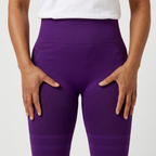 Legging Serena de cintura alta con tejido 3D en color violeta oscuro, detalle del tejido 3D y la cintura alta