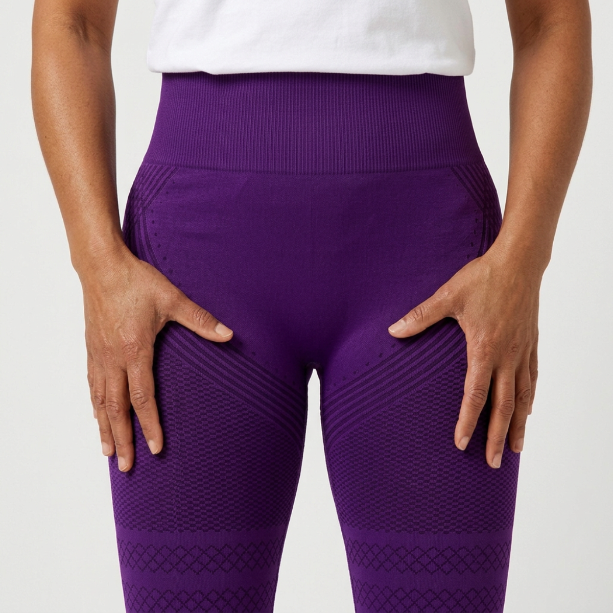 Legging Serena de cintura alta con tejido 3D en color violeta oscuro, detalle del tejido 3D y la cintura alta