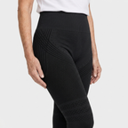 Legging Serena de cintura alta con tejido 3D en color negro, detalle del tejido 3D y la cintura alta