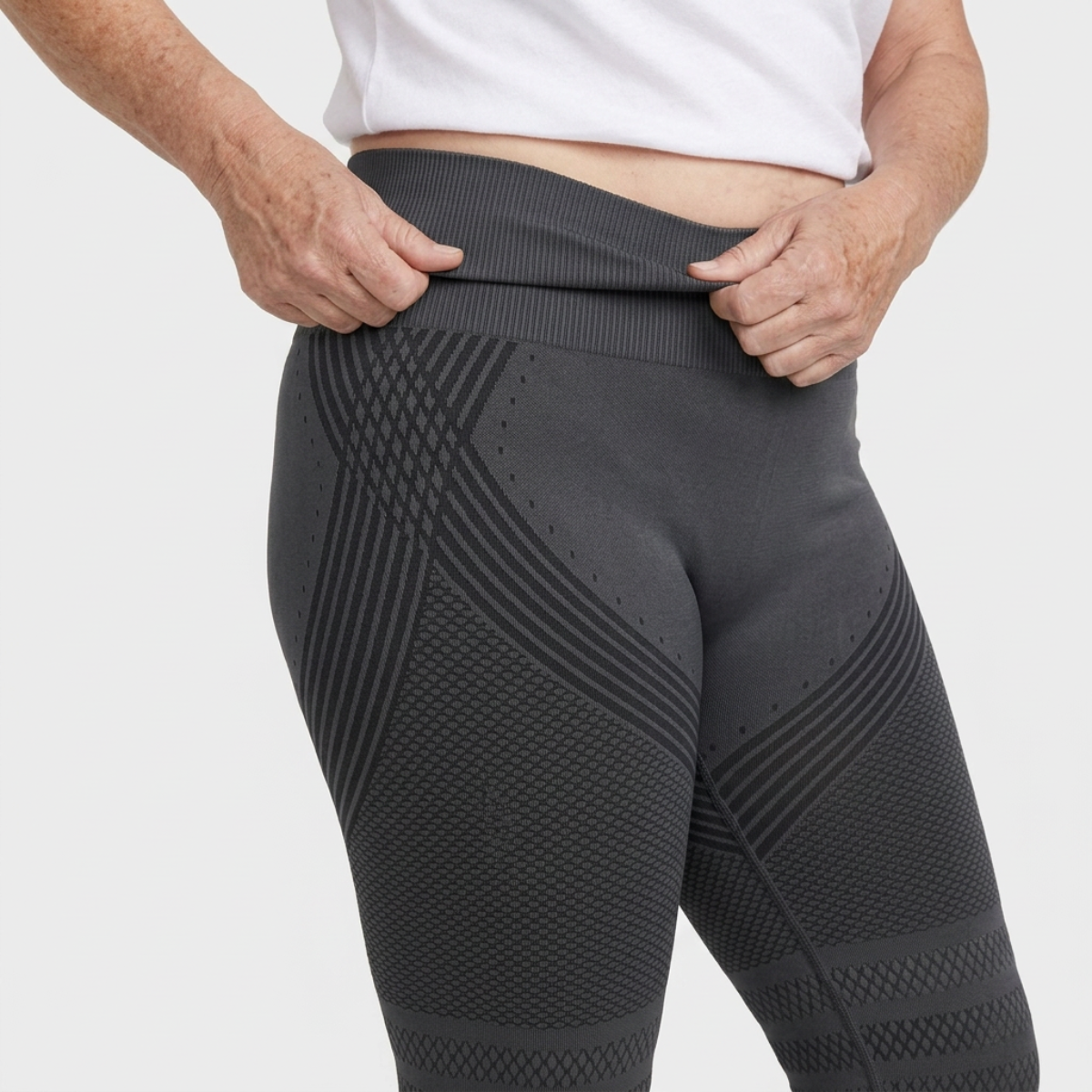 Legging Serena de cintura alta con tejido 3D en color gris, detalle del tejido 3D y la cintura alta